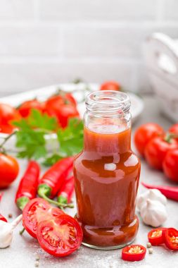 Domates ketçap, biber sosu, biber, domates ve sarımsak ile domates püresi