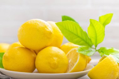 Taze limon limon yaprakları ile