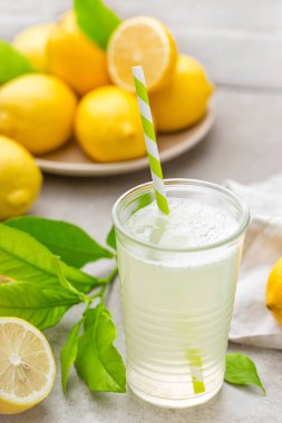 Limonata. Taze limon ile iç. Limon suyu ile kokteyl.