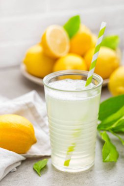 Limonata. Taze limon ile iç. Limon suyu ile kokteyl.