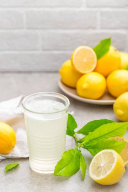 Limonata. Taze limon ile iç. Limon suyu ile kokteyl.