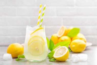 Limonata. Taze limon ile iç. Limon suyu ve buz ile kokteyl.