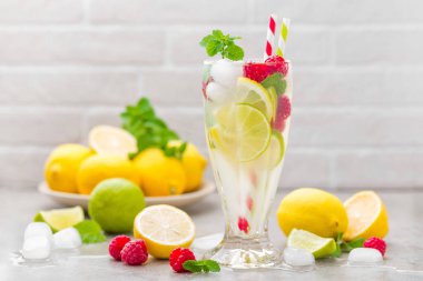 Limon mojito kokteyl limon, nane ve ahududu, buz ile soğuk içecek ile.