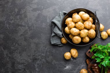 Siyah arka planda, stok fotoğraf ham patates