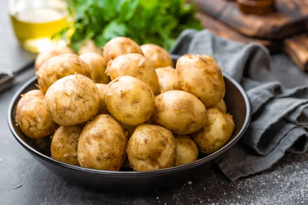 Rauwe aardappel op zwarte achtergrond, stockfoto — Stockfoto