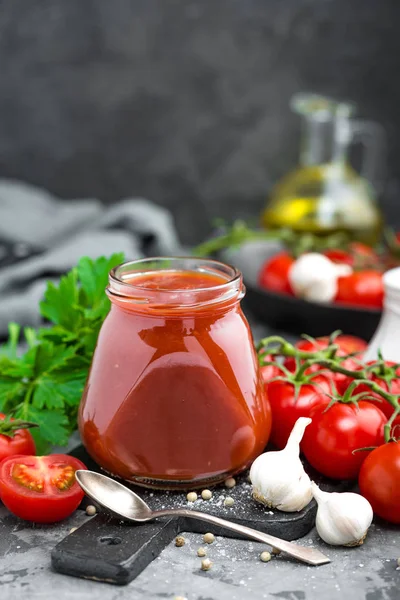 Pasta de tomate e tomates frescos, purê de tomate — Fotografia de Stock