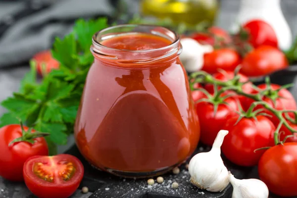 Tomato paste and fresh tomatoes, tomatos puree — Stock Photo, Image