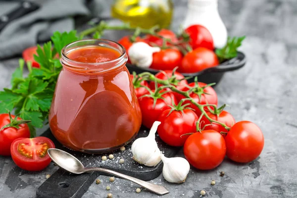 Pasta de tomate y tomates frescos, puré de tomates — Foto de Stock