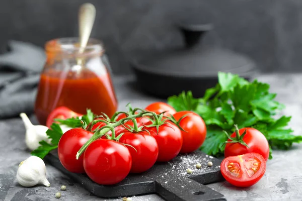 Tomatoes and tomato sauce — Stock Photo, Image