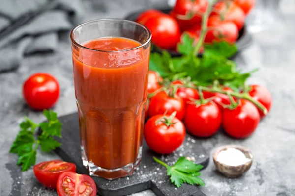Tomatsaft og friske tomater - Stock-foto