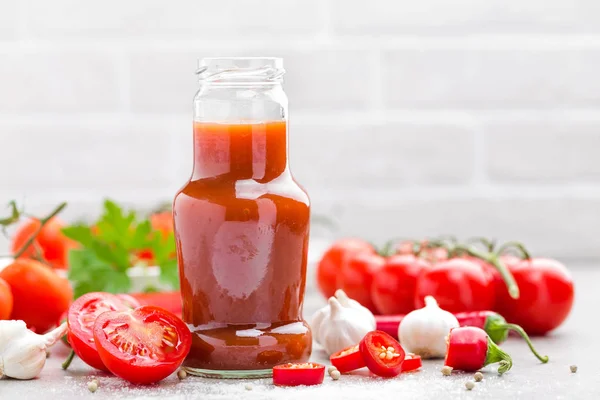 Tomatenketchup, Chilisoße, Tomatenpüree mit Chili, Tomaten und Knoblauch — Stockfoto