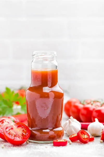 Ketchup de tomate, molho de pimenta, purê de tomate com pimenta, tomate e alho — Fotografia de Stock