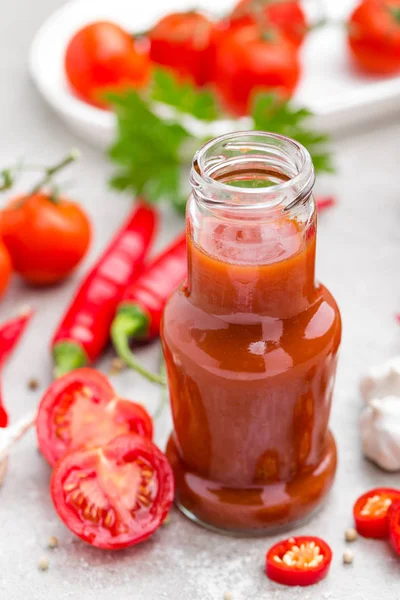 Tomato ketchup, chilli sauce, tomatos puree with chili pepper, tomatoes and garlic — Stock Photo, Image