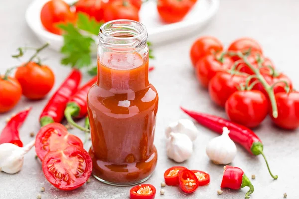 Ketchup de tomate, molho de pimenta, purê de tomate com pimenta, tomate e alho — Fotografia de Stock