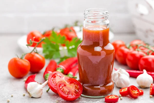 Tomato ketchup, chilli sauce, tomatos puree with chili pepper, tomatoes and garlic — Stock Photo, Image