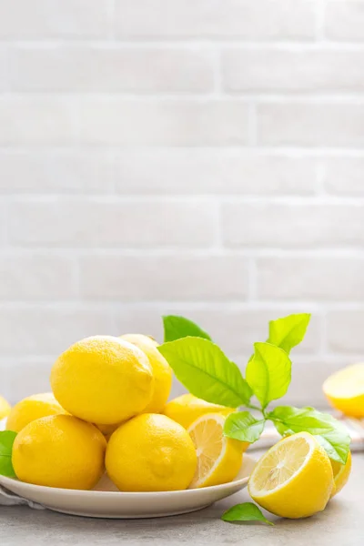 Citrons frais aux feuilles de citron — Photo