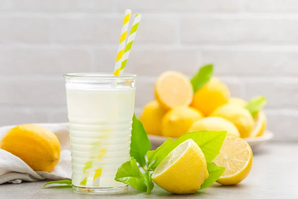 Limonádé. Inni a friss citrom. Citrom juice koktél. — Stock Fotó