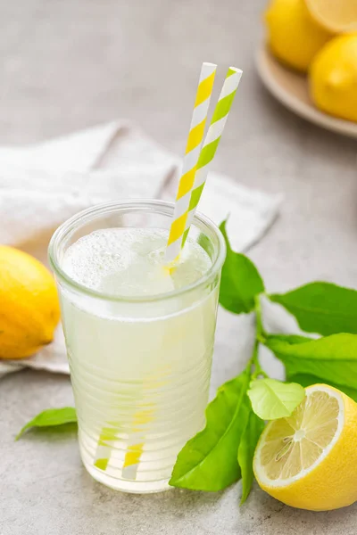 Limonade. Drink met verse citroenen. Citroen cocktail met SAP. — Stockfoto