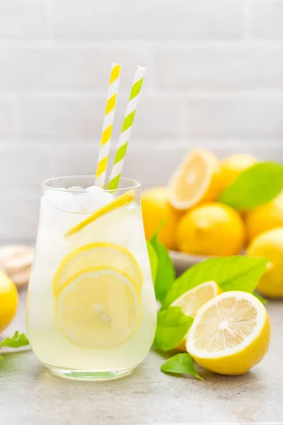 Limonada. Beba com limões frescos. Cocktail de limão com suco e gelo . — Fotografia de Stock