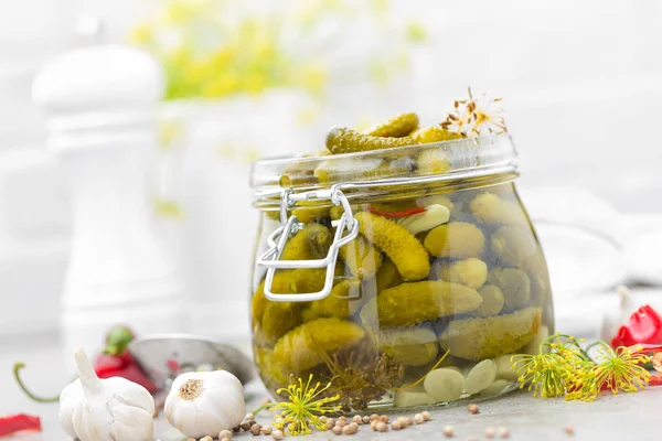 Kleine gemarineerde augurken, komkommers, augurken in het zuur — Stockfoto