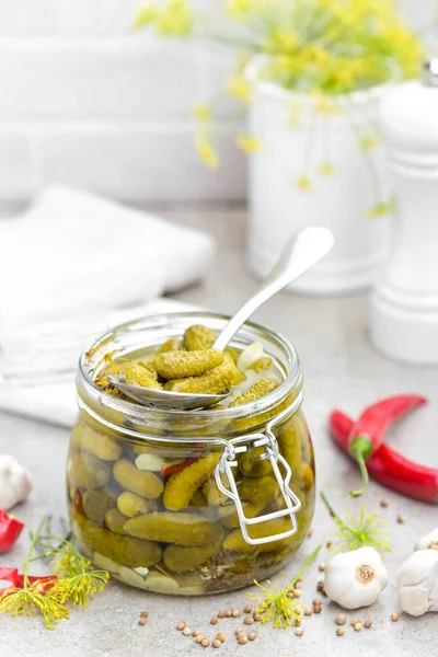 Kleine gemarineerde augurken, komkommers, augurken in het zuur — Stockfoto