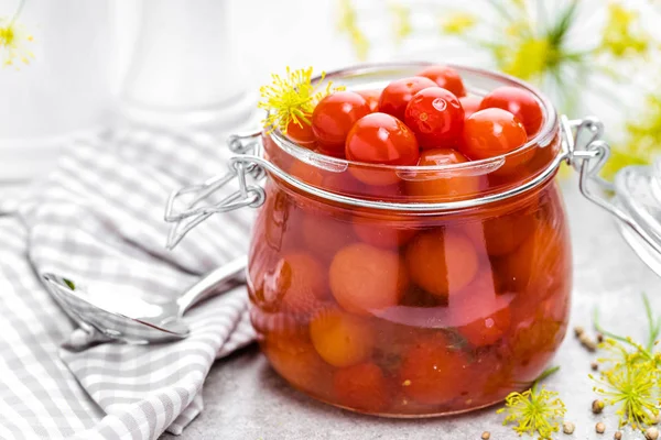 Ingeblikte tomaten in glazen pot, gemarineerde tomaat Stockafbeelding