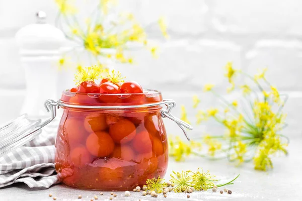 Ingeblikte tomaten in glazen pot, gemarineerde tomaat Stockfoto