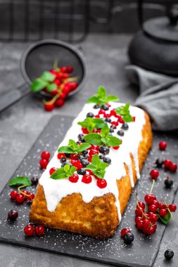 Cheesecake taze meyveleri ve yoğurt ile