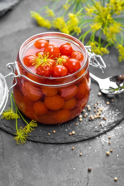 Gemarineerde tomaten, ingemaakte cherry tomaten — Stockfoto