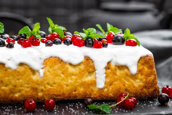 Tarta de queso con bayas frescas y yogur — Foto de Stock