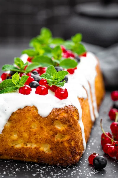 Tarta de queso con bayas frescas y yogur — Foto de Stock