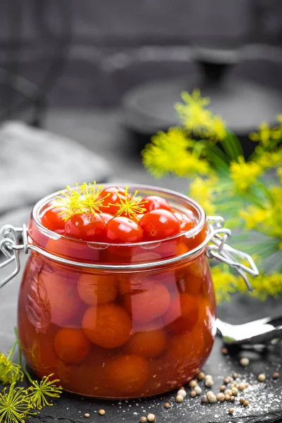 Tomates marinados, tomates cherry en escabeche Imagen de stock