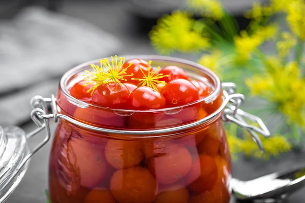 Gemarineerde tomaten, ingemaakte cherry tomaten Stockfoto