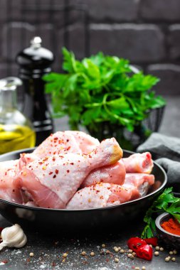 Çiğ tavuk budu, sopaları