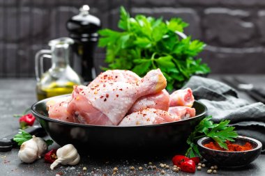 Çiğ tavuk budu, sopaları