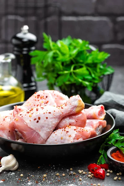 Çiğ tavuk budu, sopaları