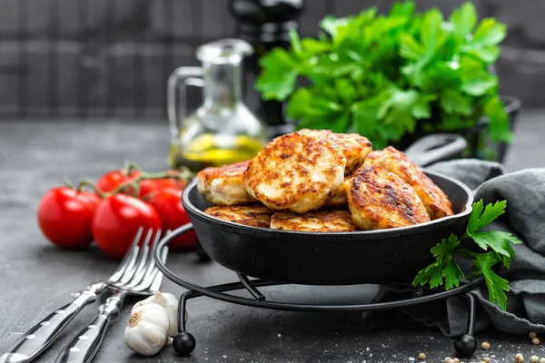 Kip vlees schnitzels op tafel — Stockfoto