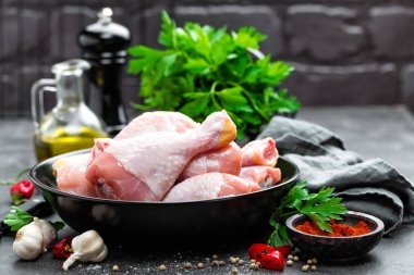 Çiğ tavuk budu, sopaları