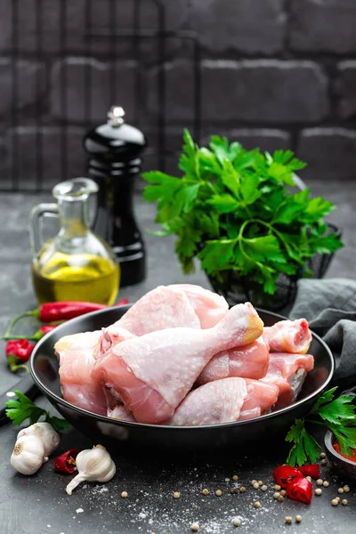 Patas de pollo crudas, muslos — Foto de Stock