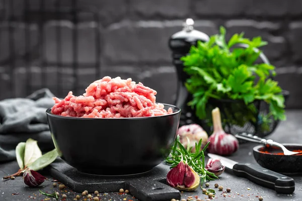 Hackfleisch mit Zutaten — Stockfoto