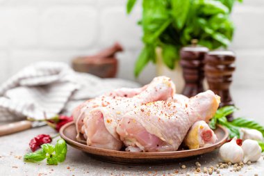 Çiğ tavuk budu, sopaları