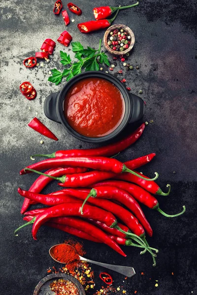 Salsa di peperoncino e peperoni freschi, ketchup di peperoncino, pasta — Foto Stock