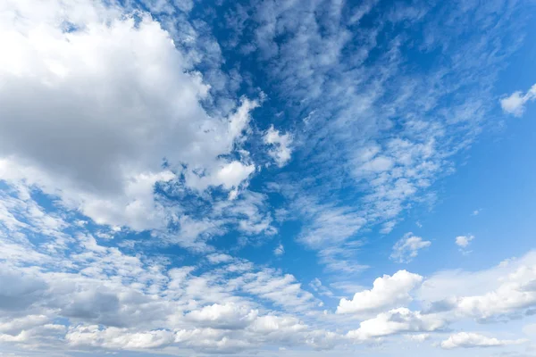 Mavi Gökyüzü ve Bulutlar — Stok fotoğraf