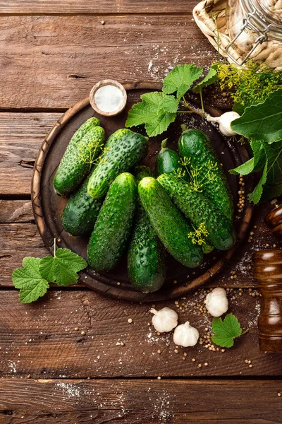 Canning komkommers en ingrediënten — Stockfoto