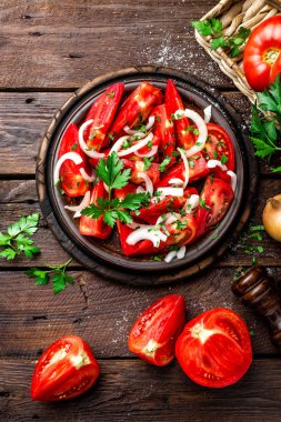 Taze domates, soğan ve maydanoz domates salatası