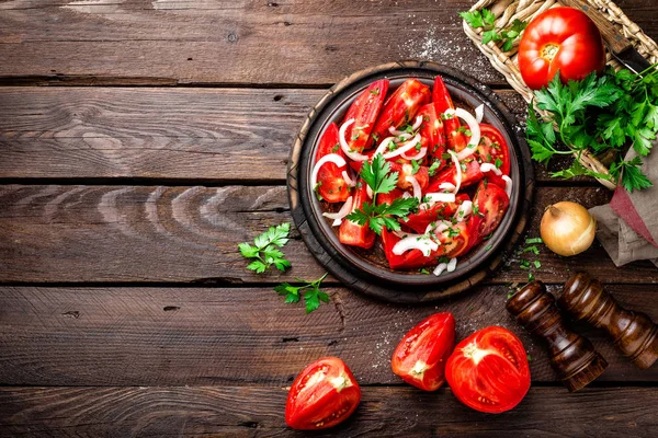 Tomatensalat mit frischen Tomaten, Zwiebeln und Petersilie — Stockfoto