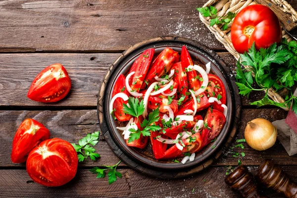 Tomato salad with fresh tomatoes, onion and parsley — Stock Photo, Image