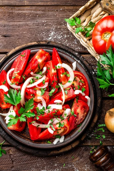 Tomato salad with fresh tomatoes, onion and parsley — Stock Photo, Image