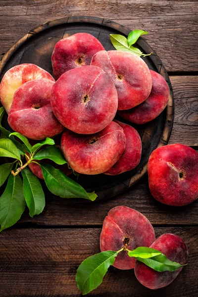 Stock image Peach, saturn or donut peaches with leaves