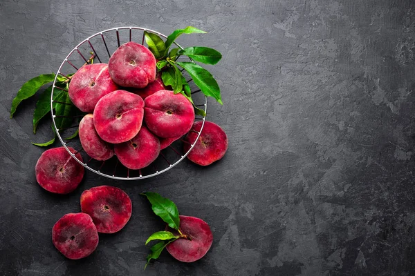 Peach, fresh peaches with leaves — Stock Photo, Image